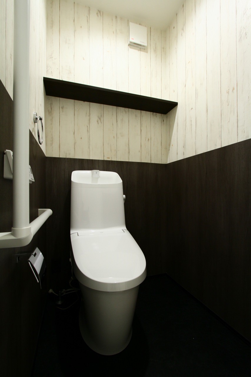 木目調クロスでナチュラルモダンなトイレ空間に